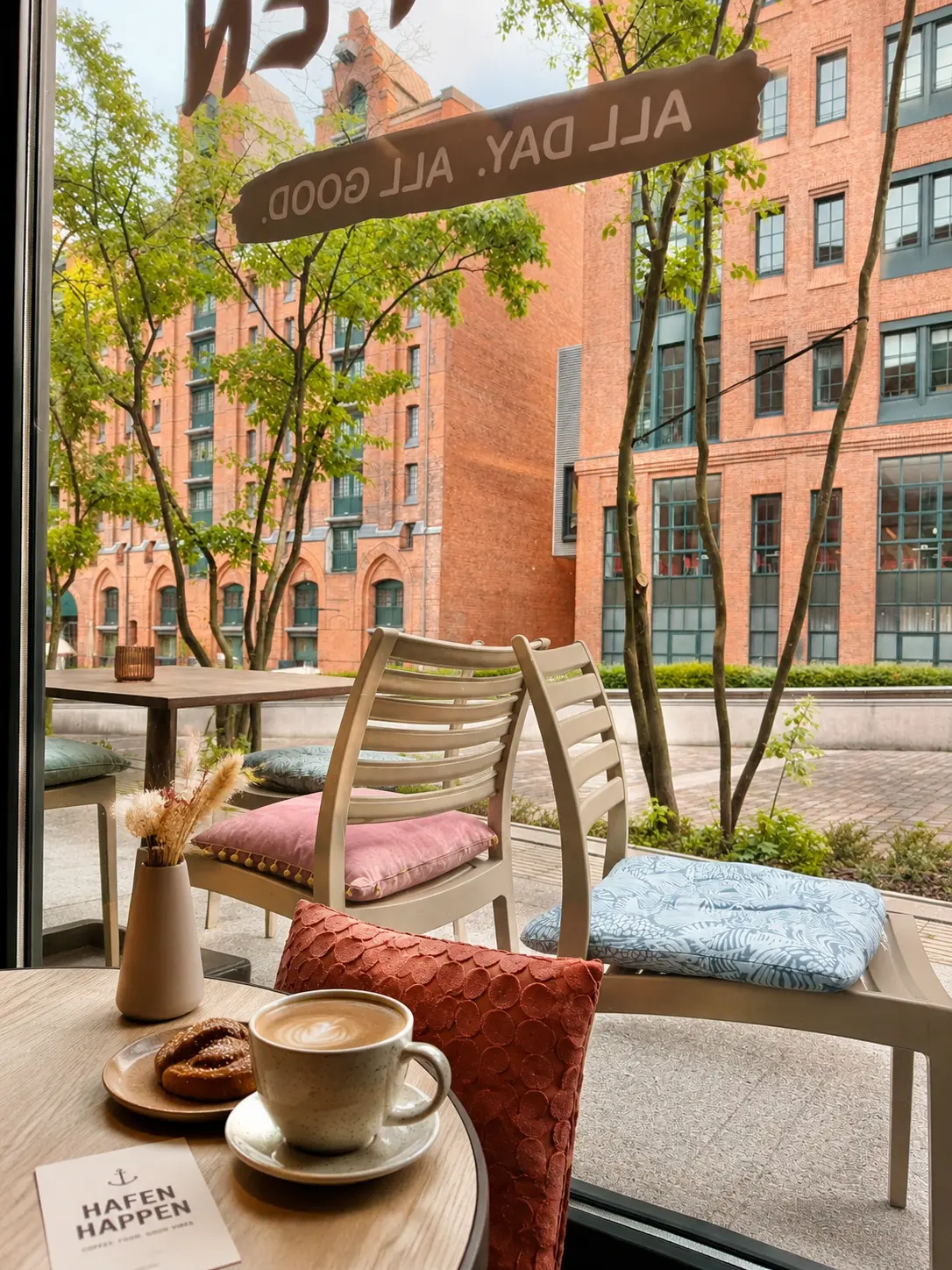 Cappuccino am Fensterplatz mit Blick auf die Backsteinarchitektur der HafenCity